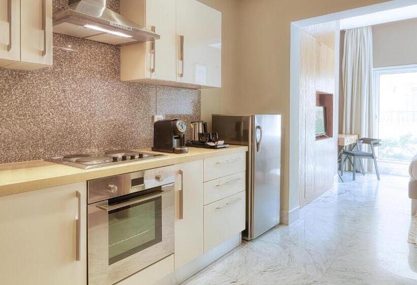 اتاق لوکس با تخت بزرگ, Adam Hotel Suites