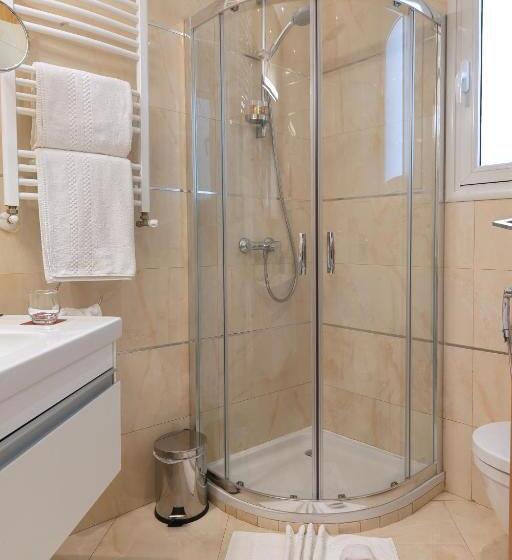 سوییت سوپریور, Adam Hotel Suites