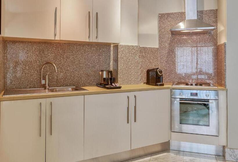 سوییت سوپریور, Adam Hotel Suites