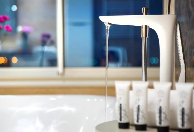 سوئیت پرزیدنت, Adam Hotel Suites