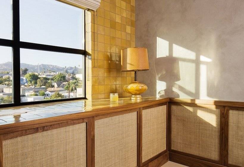 إستوديو ديلوكس, Silver Lake Pool & Inn