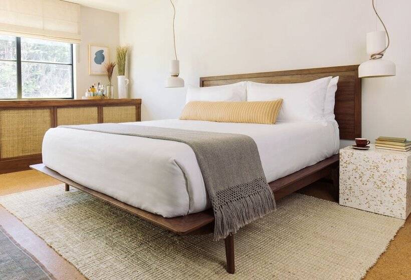 إستوديو ديلوكس, Silver Lake Pool & Inn